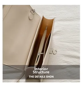 Vue détaillée du compartiment zippé interne et du fermoir rotatif en métal du sac à main beige