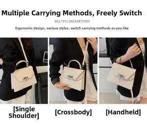 Trois façons de porter le sac bandoulière blanc crème: épaule, bandoulière et porté main