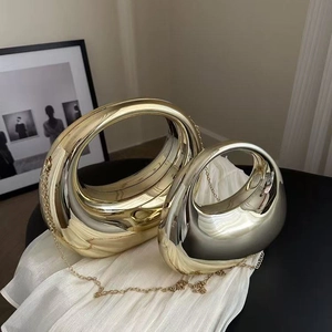 Sac de soirée chic en acrylique métallisé avec chaîne, coloris doré et argent