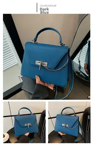 Sac à main bleu foncé en cuir Saffiano avec rabat en V et chaîne métallique décorative