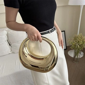 Sac de soirée tendance en acrylique doré miroir avec poignée ronde et fini métallique