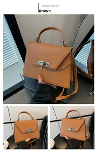 Détails du sac à main trapèze marron avec ferrures argentées et bandoulière réglable chic