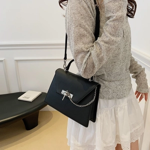 Sac à main classique en cuir noir avec serrure argentée et bandoulière en chaîne
