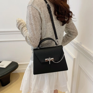Sac Bandoulière Trapèze en PVC Saffiano Pour Femme Avec Boucle de Verrouillage Chaîne Métallique Sac à Main Rétro