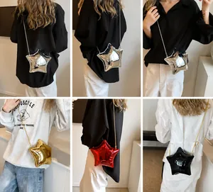 Detalle de los mini bolsos de acrílico con forma de estrella en varios colores metalizados