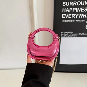 Rosa Metallic-Halbmondtasche mit großem Rundgriff und goldener Ketten-Schulterriemen
