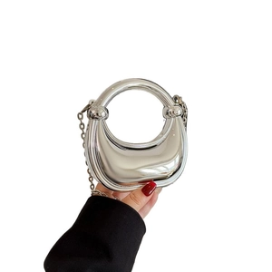 Silberne Metallic Mini Halbmond Umhängetasche mit rundem Griff und feiner Kettenriemen