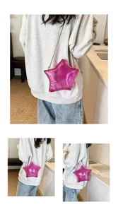 Vista detallada del mini bolso rosa en forma de estrella con cadena de metal dorado