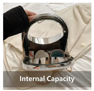 Vista interior que muestra espacio para lápiz labial y maquillaje en bolso plateado