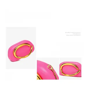 Dettaglio della borsa a secchiello rosa con grande manico ad anello in metallo oro