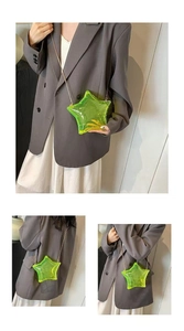 Bolso de estrella verde fluorescente en acrílico con cadena dorada sobre un traje gris
