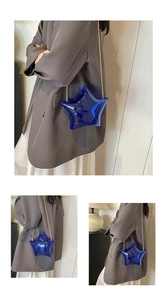 Detalle del mini bolso estrella azul semitransparente de acrílico con cadena dorada