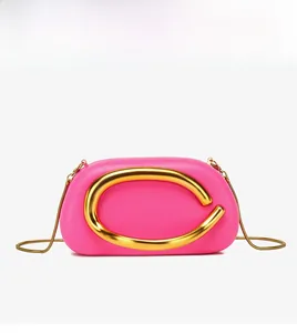 Dettaglio borsa a secchiello in pelle fucsia con grande chiusura a C in metallo dorato