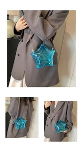 Detalle de mini bolso acrílico azul en forma de estrella con cadena de metal dorado