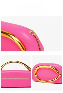 Dettaglio della borsa a secchiello in pelle rosa con manico circolare in metallo dorato