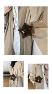 Detalle del mini bolso bandolera de acrílico marrón con forma de estrella y cadena