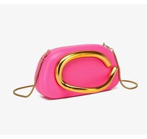 Dettaglio borsa a secchiello in pelle fucsia con fibbia metallica dorata a forma di C