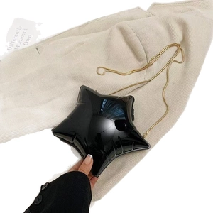 Minibolso chic de acrílico negro en forma de estrella con fina cadena dorada para mujer