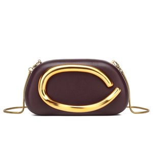 Elegante borsa a secchiello bordeaux in pelle con fibbia a C dorata e catena