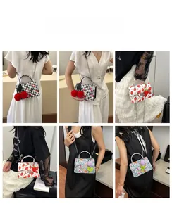 Mini sacs à bandoulière mode avec breloques cerise et motifs floraux sur modèles