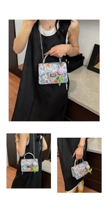 Détails du sac à bandoulière floral avec fermoir rotatif en métal et bandoulière