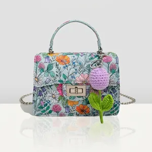 Sac à Main Femme Motif Floral Fraise PVC Imprimé Matelassé Sac Bandoulière Avec Pendentif au Crochet Petit Sac Carré