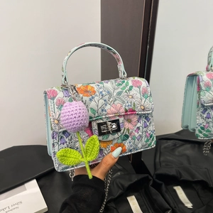 Sac à bandoulière fleuri bleu clair avec bandoulière chaîne et breloque fleurie