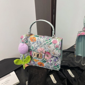 Sac à main bleu clair à motif floral pour femme avec fermoir rotatif et pendentif fleur