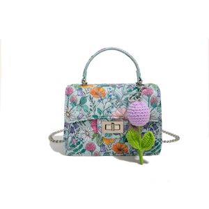 Sac à main bleu clair à motif floral avec chaîne argentée et breloque au crochet