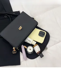 Vue détaillée de la capacité intérieure du sac bandoulière noir en cuir grainé