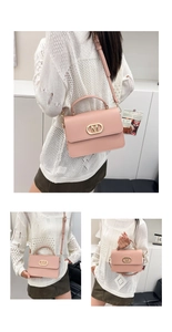 Detalle de bolso bandolera rosa con hebilla dorada letra M y correa ajustable al hombro