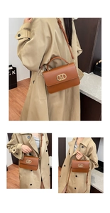 Bolso bandolera de cuero marrón con hebilla M dorada y correa ajustable en la modelo