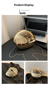 Dettaglio macro della lussuosa borsa da sera ovale dorata con finitura a specchio