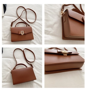Détails du sac à main marron en cuir grainé avec boucle géométrique dorée élégante