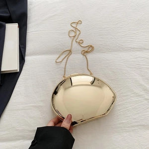 Elegante borsa da sera a conchiglia dorata con tracolla a catena per donna