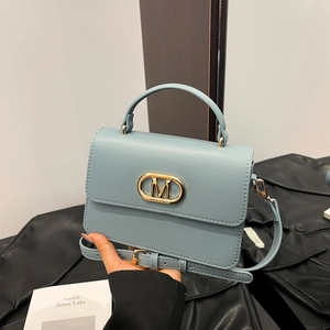 Bolso bandolera cuadrado azul claro en cuero con cierre dorado y asa de mano chic