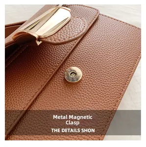 Détail d'un sac à main en cuir marron avec un fermoir magnétique doré tressé