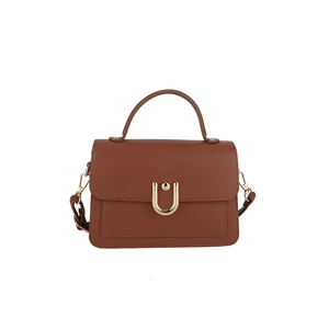 Sac à main classique en cuir marron caramel avec boucle dorée en U sur fond blanc