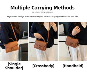 Sac bandoulière en cuir marron avec surpiqûres verticales et sangle réglable pour trois styles