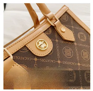 Détail du sac cabas monogramme vintage avec ferrures dorées et coutures contrastées