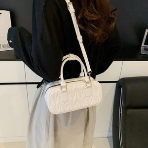 Sac à main cylindrique blanc matelassé porté en bandoulière élégante pour femmes