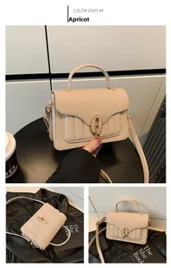 Détails du sac en cuir grainé abricot avec fermoir métallique ovale élégant et chic