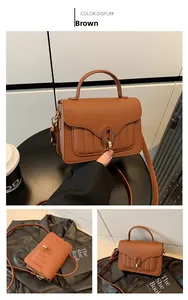 Détail du sac à main marron vintage avec boucle métallique en U et fini cuir texturé