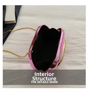 Détail de l'intérieur de la pochette rose métallisée montrant la doublure et la chaîne