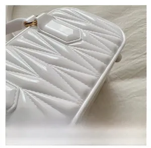 Détails de sac blanc brillant avec une texture plissée géométrique et moderne