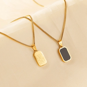 Elegante Halsketten aus Gold-Titanstahl mit quadratischem Anhänger, Emaille und Gravur