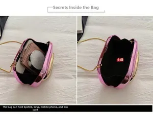 Vue intérieure d'une pochette rose métallisé montrant la capacité pour téléphone