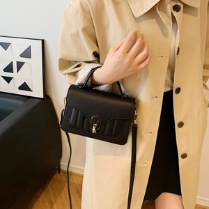 Sac à main rétro en cuir noir avec coutures verticales et fermoir rotatif en U