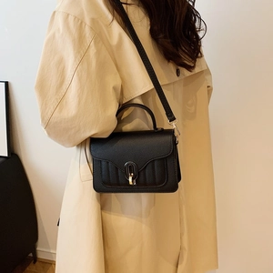Sac à bandoulière classique en cuir noir à motif litchi avec boucle dorée et poignée