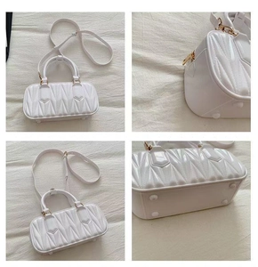 Détails du sac blanc en gelée avec texture matelassée et pieds de protection en métal